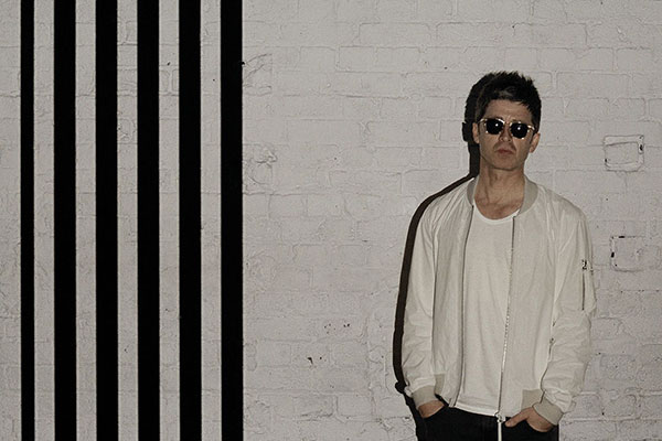Noel Gallagher vuela alto para redescubrir los valores del pasado