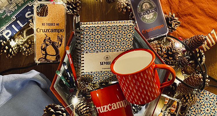 Cruzcampo celebra sus más de 100 años de cultura cervecera con una colección de artículos de regalo